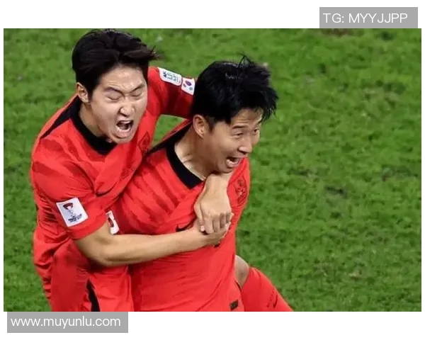 国足与韩国球员赛场冲突引发热议打架视频引发球迷关注与讨论