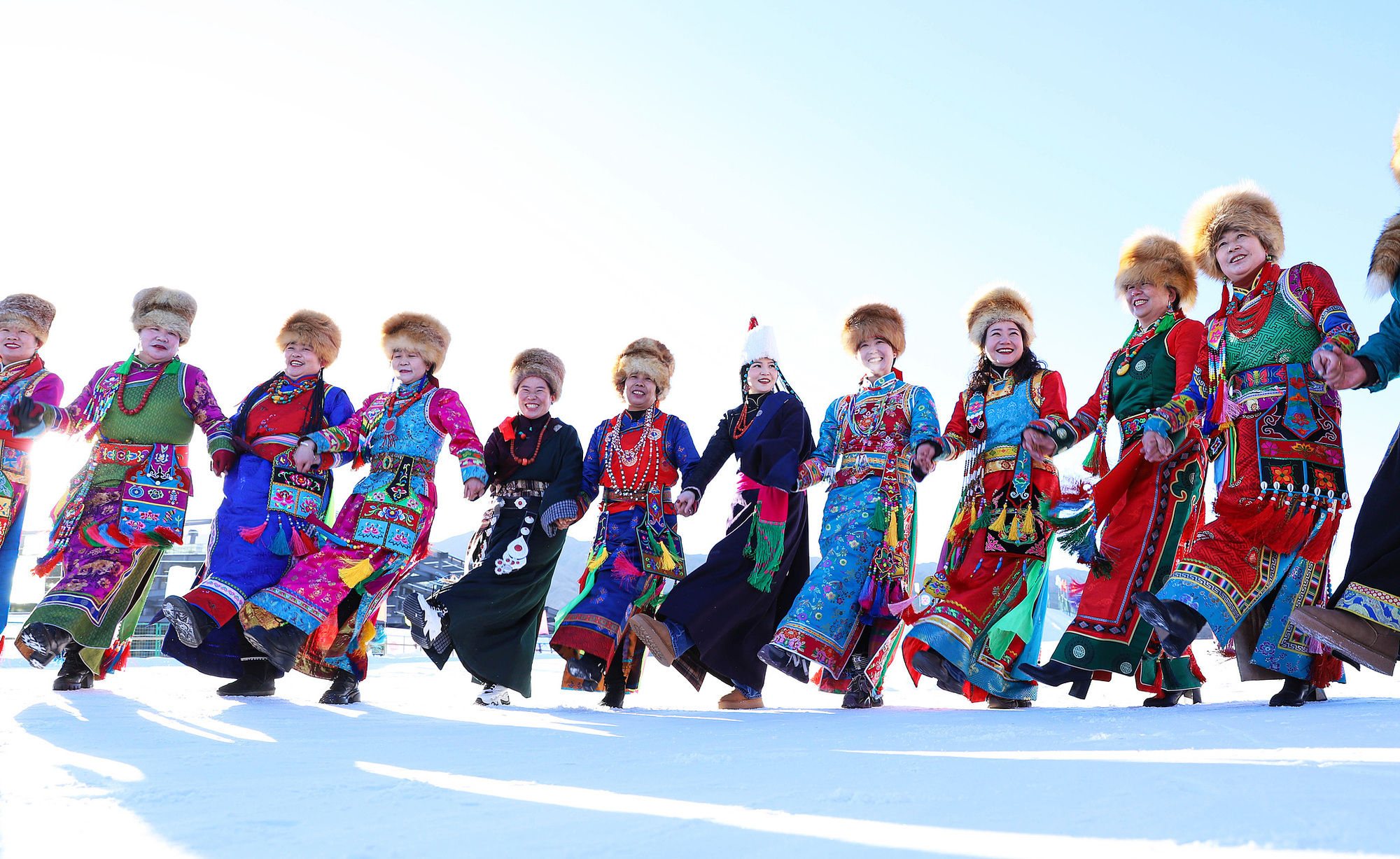 “发展冰雪产业问鼎娱乐入口丰富群众冰雪赛事活动”(图2)